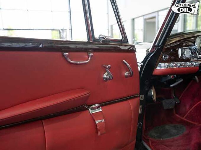 Mercedes-Benz Mercedes-Benz 300d Adenauer Cabrio