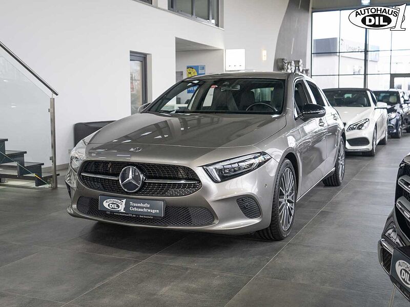 Mercedes-Benz A 220  Urban + Night Paket *AHK*ATM 5800 km*