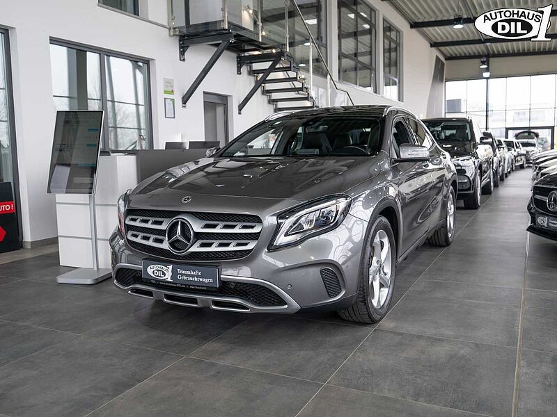 Mercedes-Benz GLA 180  Urban *PANO*PDC*BREMSEN+REIFEN NEU*