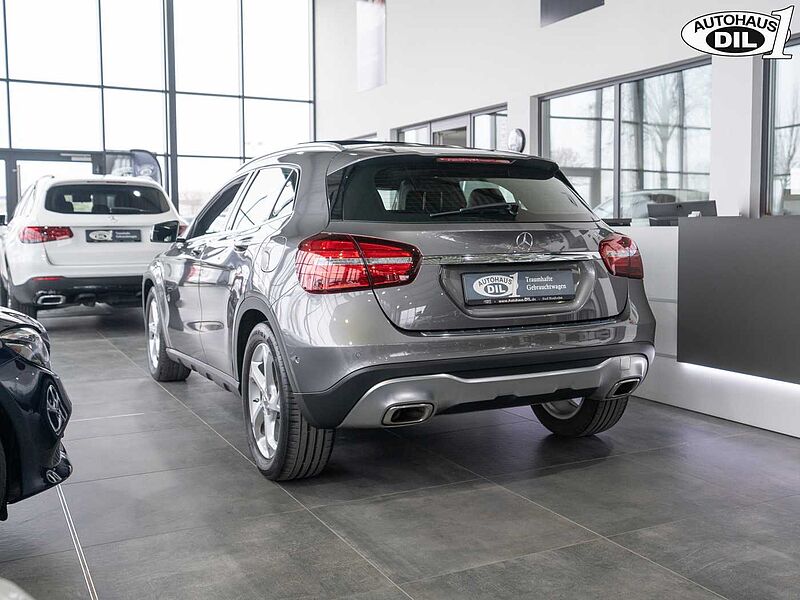 Mercedes-Benz GLA 180  Urban *PANO*PDC*BREMSEN+REIFEN NEU*