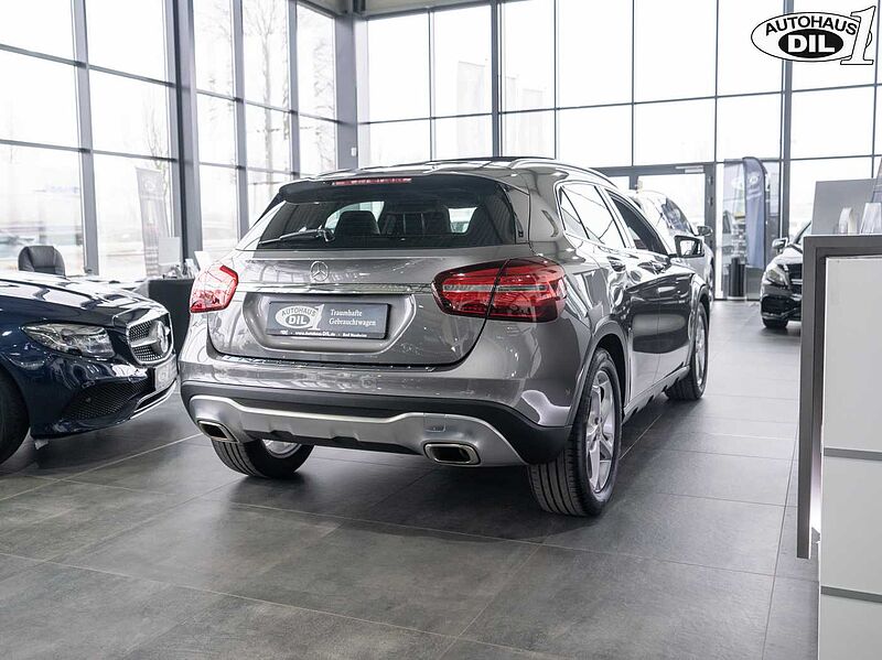 Mercedes-Benz GLA 180  Urban *PANO*PDC*BREMSEN+REIFEN NEU*