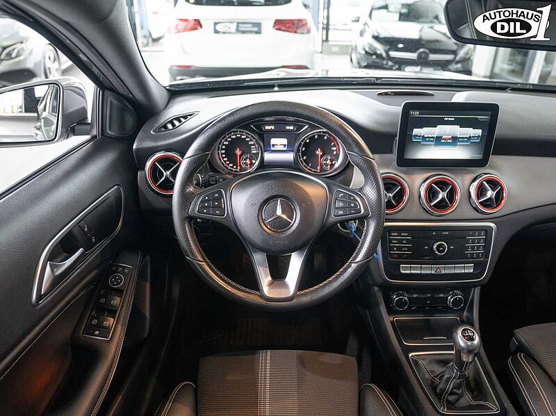 Mercedes-Benz GLA 180  Urban *PANO*PDC*BREMSEN+REIFEN NEU*