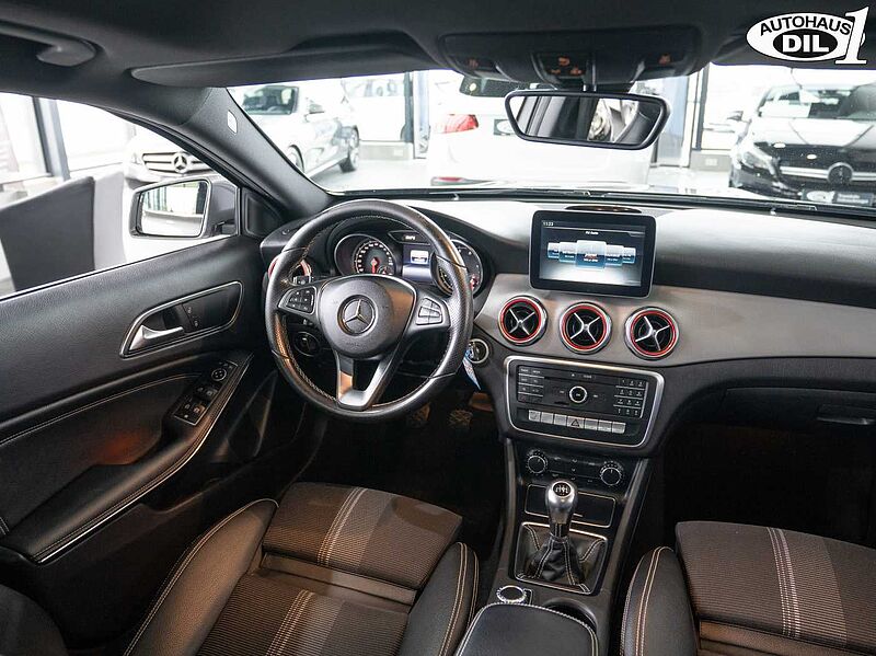 Mercedes-Benz GLA 180  Urban *PANO*PDC*BREMSEN+REIFEN NEU*