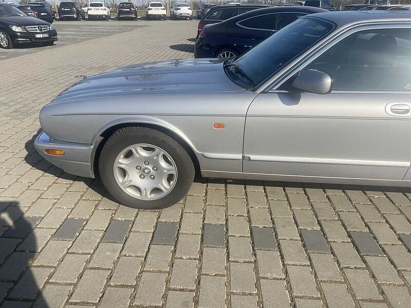 Jaguar XJ 8 *GSD*V8*PDC-HI*