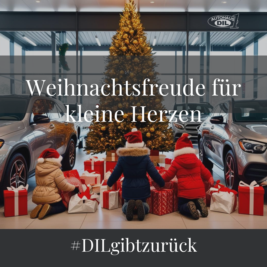Kinder sitzen vor einem Weihnachtsbaum und Geschenken