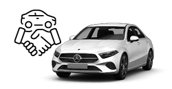 Zu sehen ist ein weißer Mercedes Benz A Klasse vor einem weißen Hintergrund. Links vom Bild ist ein Icon als Auto und ein Icon als Handschlag zu sehen. 
