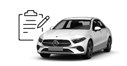 Zu sehen ist ein weißer Mercedes Benz A Klasse vor einem weißen Hintergrund. Links vom Bild ist ein Icon als Klemmbrett zu sehen. 