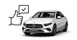 Zu sehen ist ein weißer Mercedes Benz A Klasse vor einem weißen Hintergrund. Links vom Bild ist ein Icon als Thumbs up und check zeichen zu sehen. 