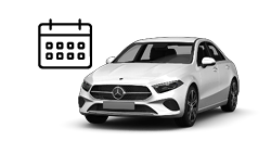 Zu sehen ist ein weißer Mercedes Benz A Klasse vor einem weißen Hintergrund. Links vom Bild ist ein Icon als Kalender zu sehen. 