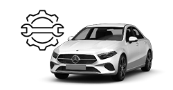 Zu sehen ist ein weißer Mercedes Benz A Klasse vor einem weißen Hintergrund. Links vom Bild ist ein Icon als Zahnrad und Schraubenschlüssel zu sehen. 