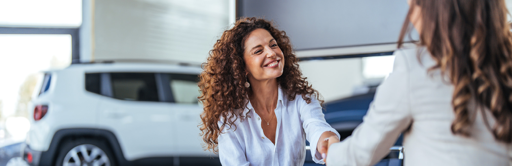 Paar sitzt vor dem Laptop und betrachtet den Monitor