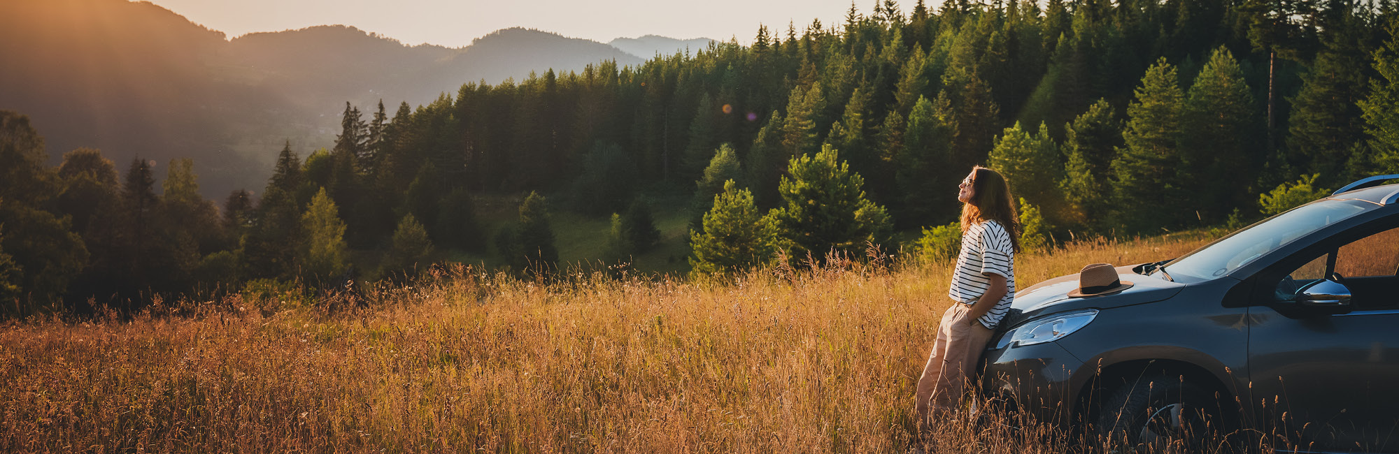 Frau schaut in die Ferne