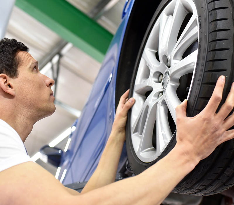 Mann montiert Reifen