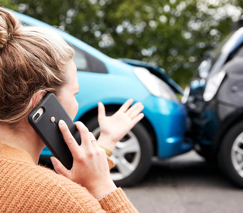 Frau ruft Unfallhotline an